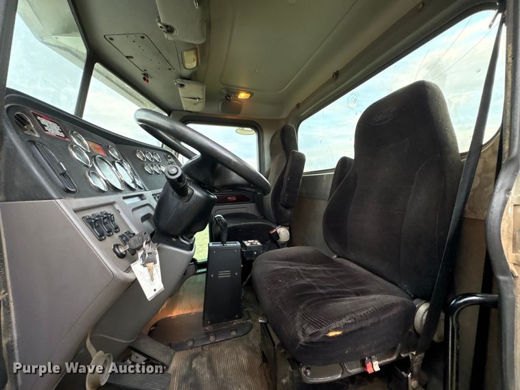 image for item EF6069 2017 Peterbilt 367 semi truck