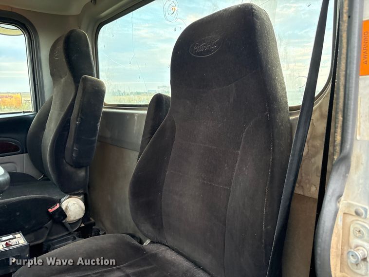 image for item EF6069 2017 Peterbilt 367 semi truck