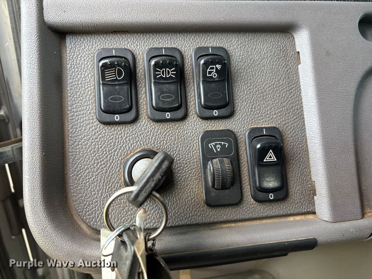 image for item EF6069 2017 Peterbilt 367 semi truck