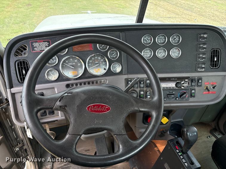 image for item EF6069 2017 Peterbilt 367 semi truck