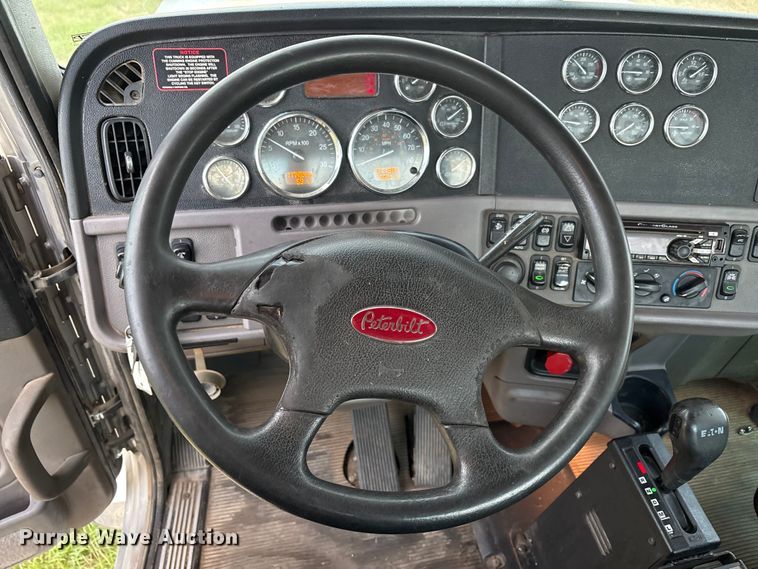 image for item EF6069 2017 Peterbilt 367 semi truck