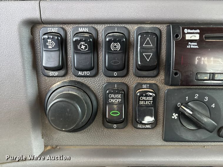 image for item EF6069 2017 Peterbilt 367 semi truck