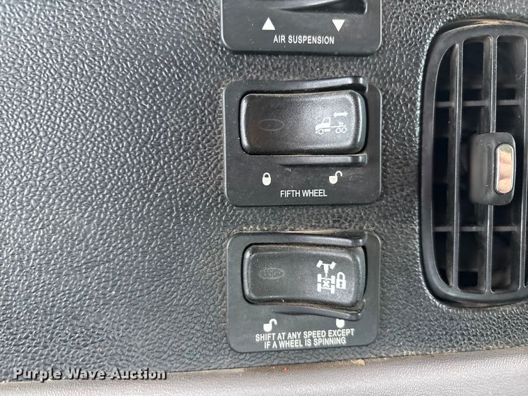 image for item EF6069 2017 Peterbilt 367 semi truck