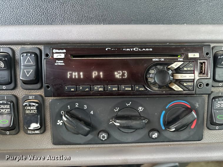 image for item EF6069 2017 Peterbilt 367 semi truck