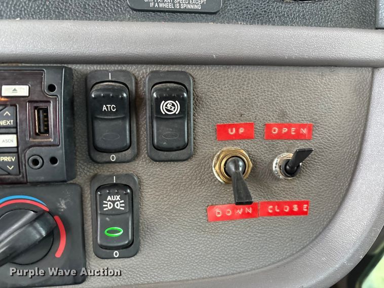 image for item EF6069 2017 Peterbilt 367 semi truck