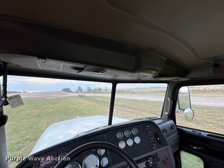 image for item EF6069 2017 Peterbilt 367 semi truck