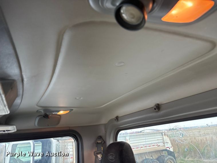 image for item EF6069 2017 Peterbilt 367 semi truck