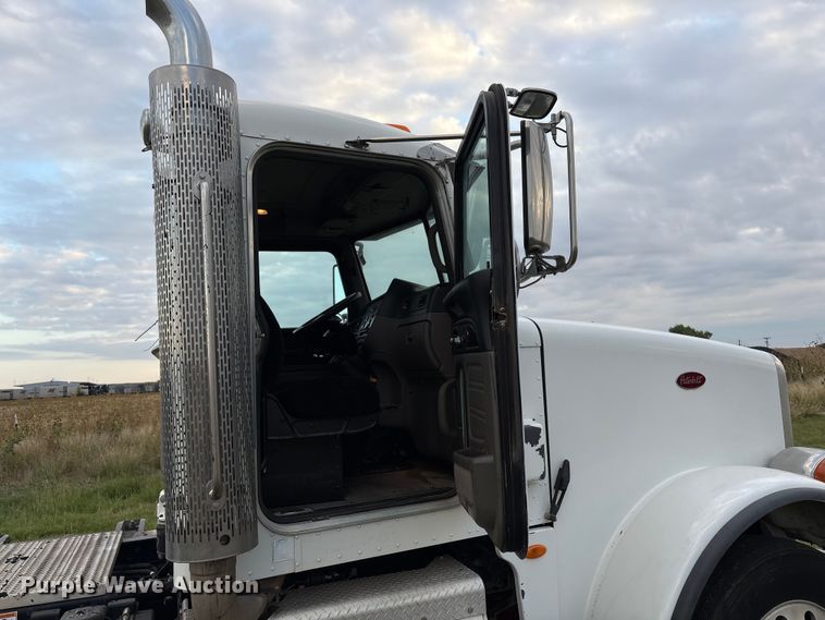 image for item EF6069 2017 Peterbilt 367 semi truck