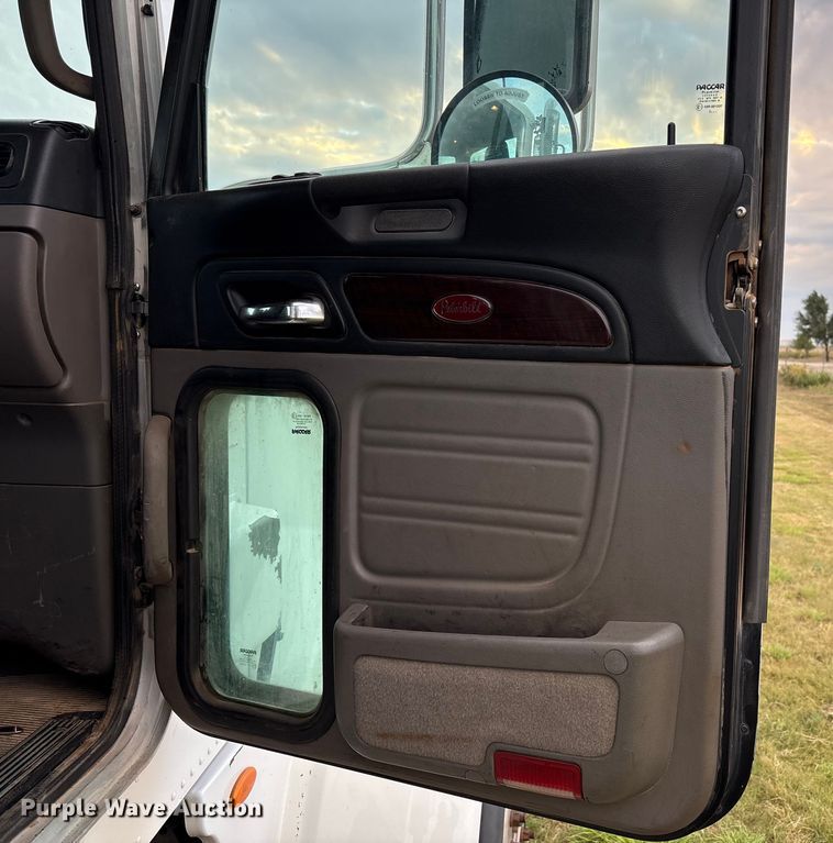 image for item EF6069 2017 Peterbilt 367 semi truck