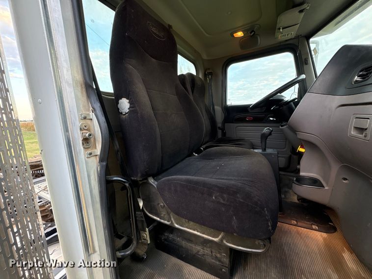 image for item EF6069 2017 Peterbilt 367 semi truck