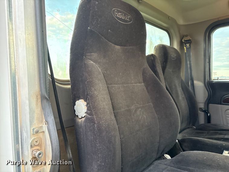 image for item EF6069 2017 Peterbilt 367 semi truck