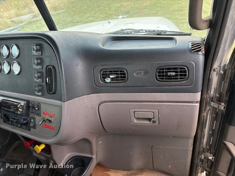 image for item EF6069 2017 Peterbilt 367 semi truck