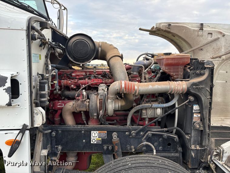 image for item EF6069 2017 Peterbilt 367 semi truck