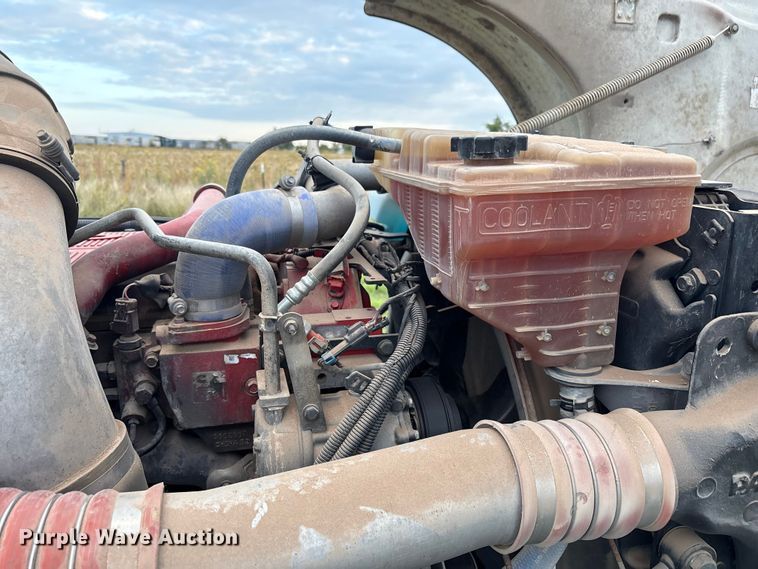 image for item EF6069 2017 Peterbilt 367 semi truck