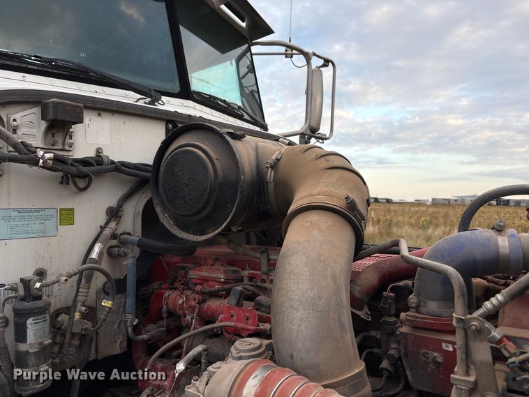 image for item EF6069 2017 Peterbilt 367 semi truck