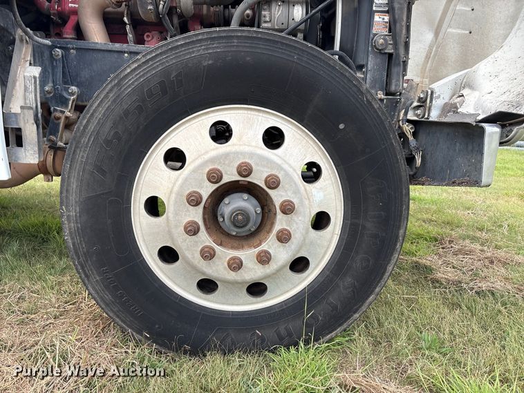 image for item EF6069 2017 Peterbilt 367 semi truck