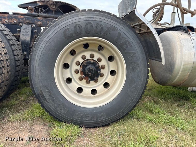 image for item EF6069 2017 Peterbilt 367 semi truck