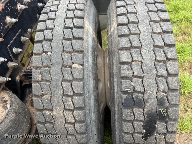 image for item EF6069 2017 Peterbilt 367 semi truck