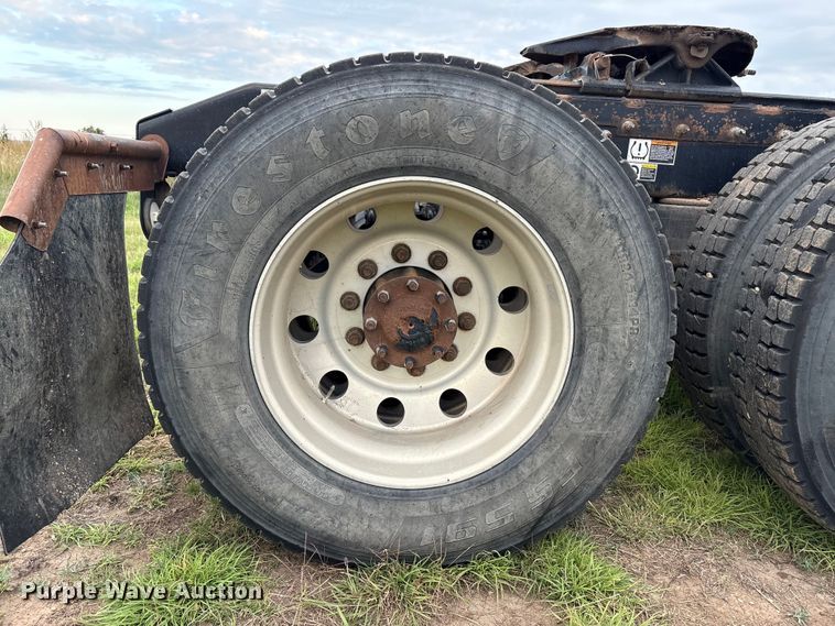 image for item EF6069 2017 Peterbilt 367 semi truck