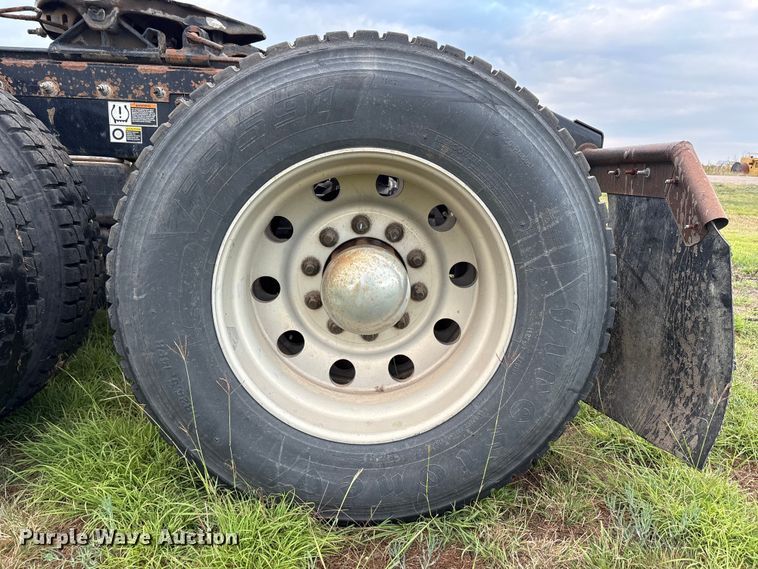 image for item EF6069 2017 Peterbilt 367 semi truck