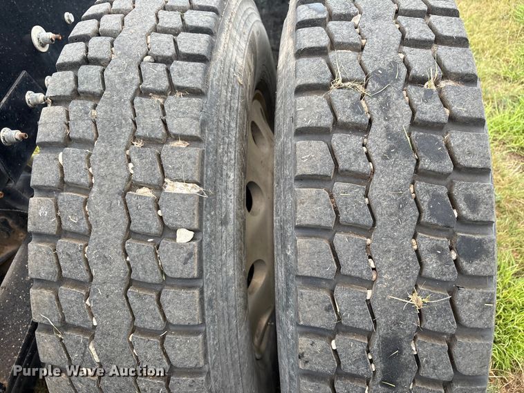 image for item EF6069 2017 Peterbilt 367 semi truck