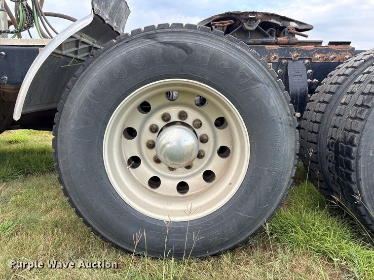 image for item EF6069 2017 Peterbilt 367 semi truck