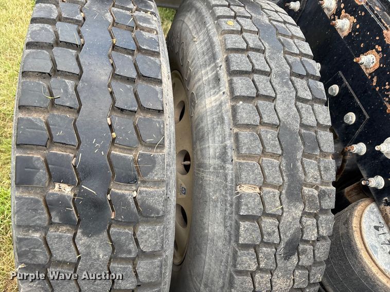 image for item EF6069 2017 Peterbilt 367 semi truck