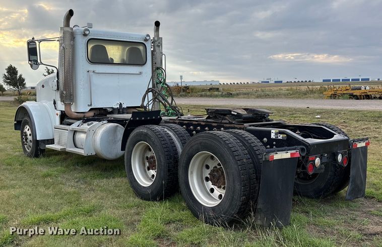 image for item EF6070 2017 Peterbilt 367 semi truck