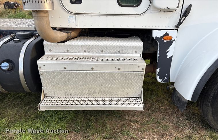 image for item EF6070 2017 Peterbilt 367 semi truck