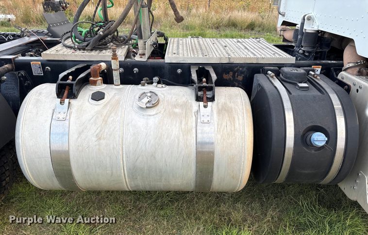 image for item EF6070 2017 Peterbilt 367 semi truck