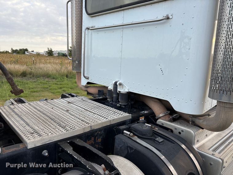 image for item EF6070 2017 Peterbilt 367 semi truck