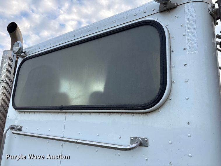 image for item EF6070 2017 Peterbilt 367 semi truck