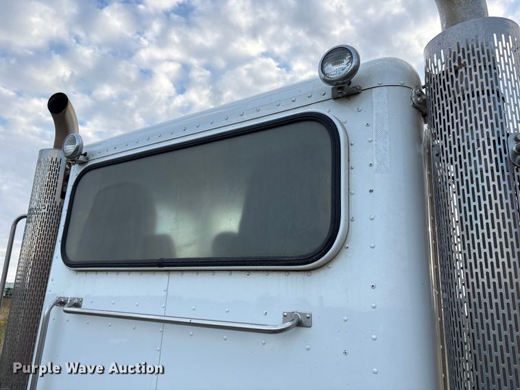 image for item EF6070 2017 Peterbilt 367 semi truck