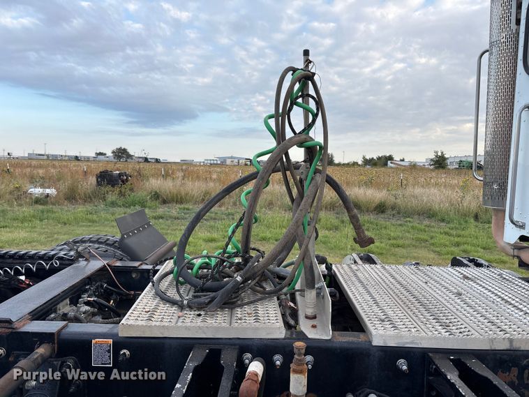 image for item EF6070 2017 Peterbilt 367 semi truck