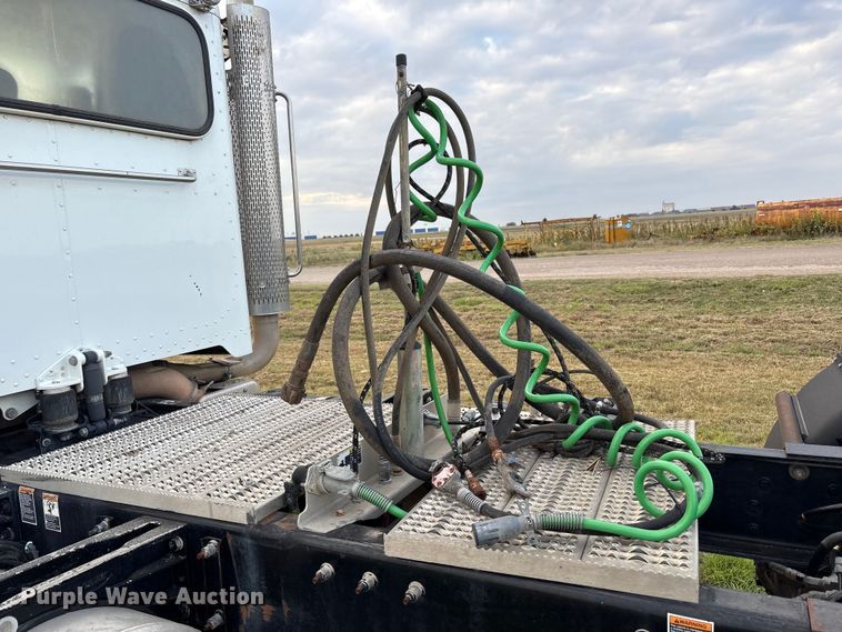 image for item EF6070 2017 Peterbilt 367 semi truck