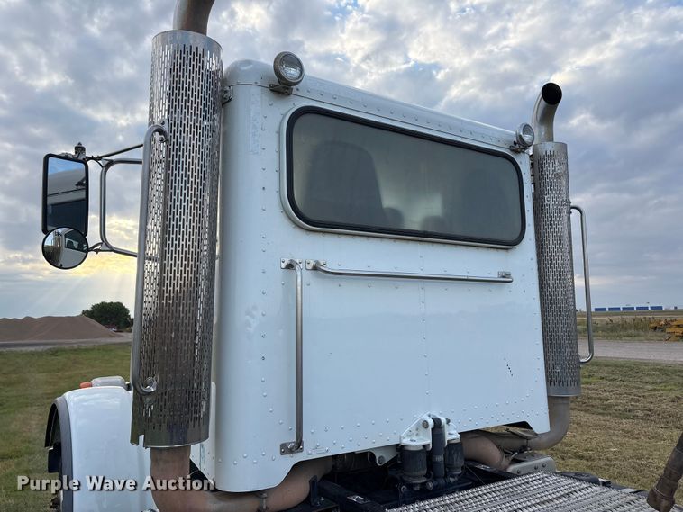 image for item EF6070 2017 Peterbilt 367 semi truck