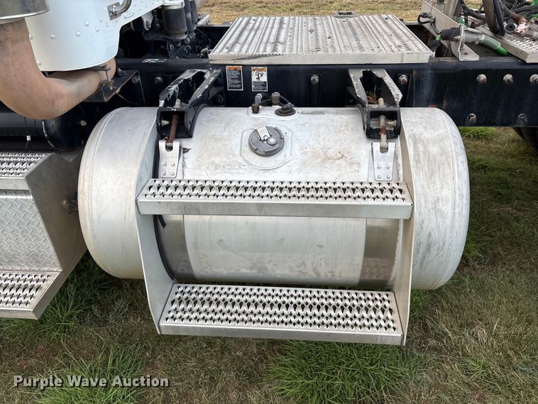 image for item EF6070 2017 Peterbilt 367 semi truck