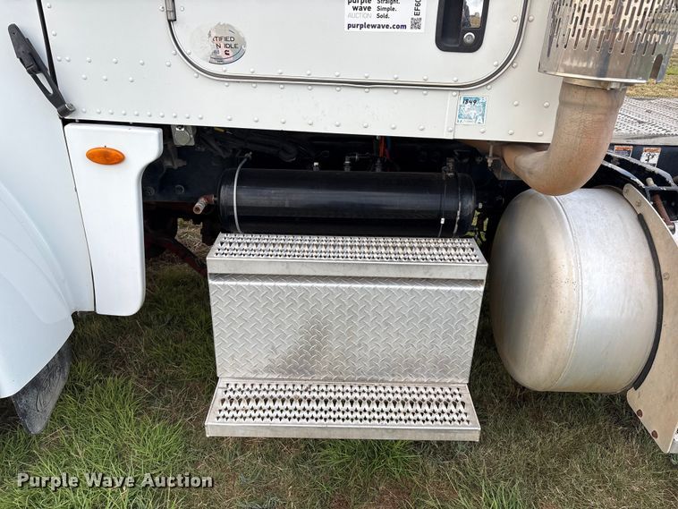 image for item EF6070 2017 Peterbilt 367 semi truck