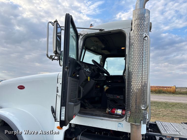 image for item EF6070 2017 Peterbilt 367 semi truck