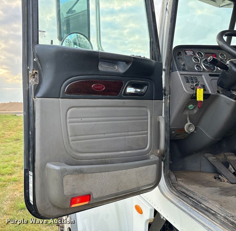 image for item EF6070 2017 Peterbilt 367 semi truck