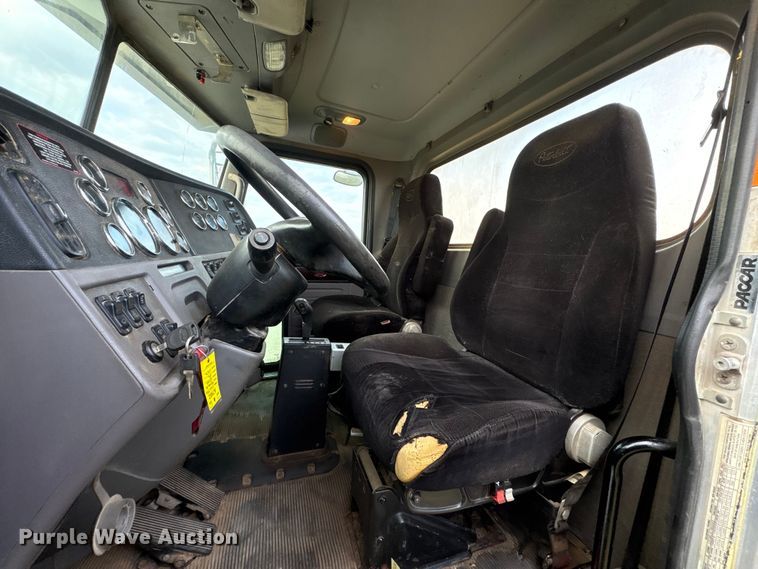 image for item EF6070 2017 Peterbilt 367 semi truck