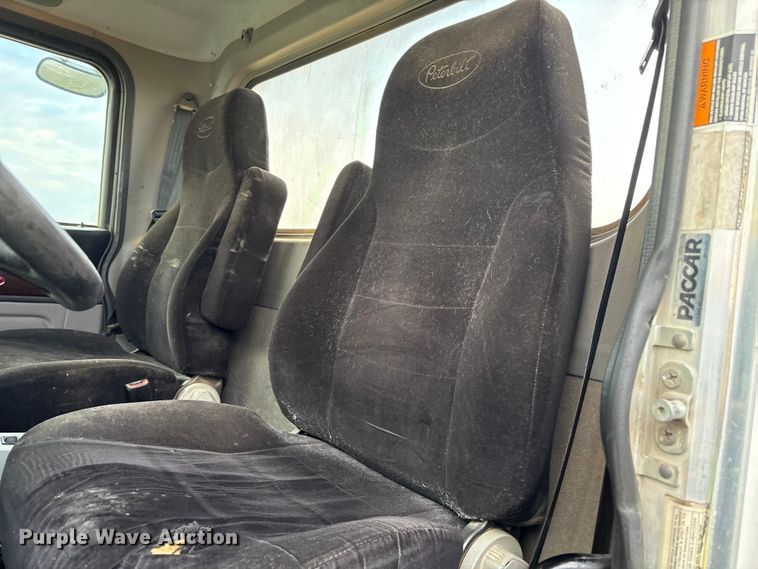 image for item EF6070 2017 Peterbilt 367 semi truck