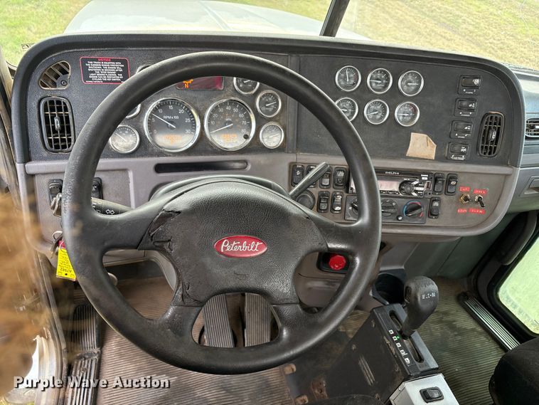 image for item EF6070 2017 Peterbilt 367 semi truck