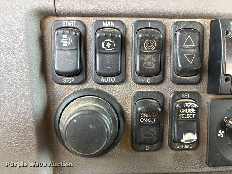 image for item EF6070 2017 Peterbilt 367 semi truck