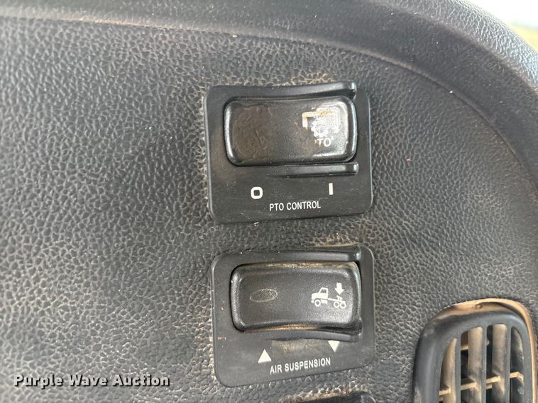 image for item EF6070 2017 Peterbilt 367 semi truck