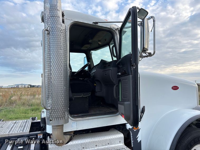 image for item EF6070 2017 Peterbilt 367 semi truck