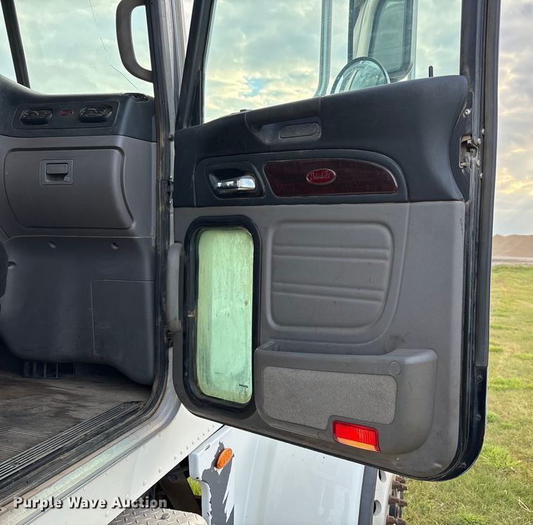 image for item EF6070 2017 Peterbilt 367 semi truck