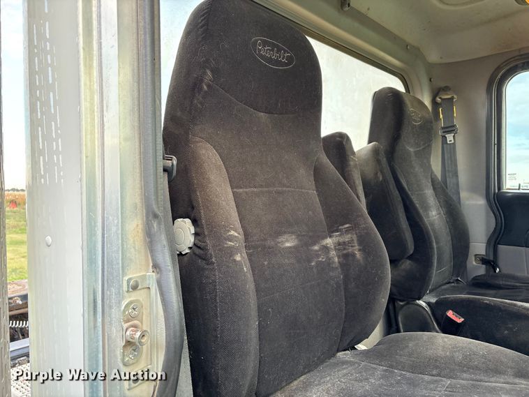 image for item EF6070 2017 Peterbilt 367 semi truck