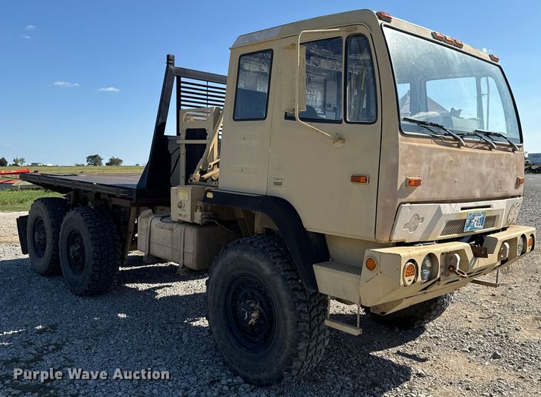 image for item EH7511 2001 Stewart Stevenson M1088A1 flatbed truck