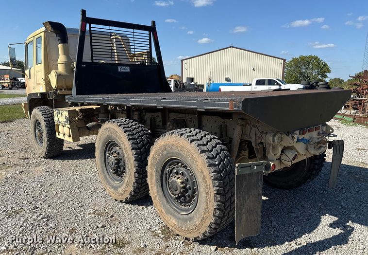 image for item EH7511 2001 Stewart Stevenson M1088A1 flatbed truck